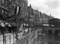 816704 Gezicht op de versierde Vismarkt te Utrecht, tijdens een feestelijke gebeurtenis.